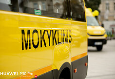 Katedros aikštėje dalyvavo mokyklinių autobusiukų perdavimo savivaldybėms ceremonijoje