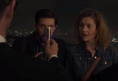 Aistė Diržiūtė su aktoriumu Romanos Blanco filmo &bdquo;Vyrai juodais drabužiais 4&ldquo; anonse