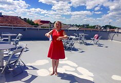 Dalia Staponkutė ant &Scaron;iaulių Fotografijos muziejaus stogo