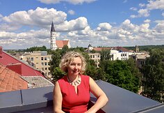 Dalia Staponkutė ant &Scaron;iaulių Fotografijos muziejaus stogo