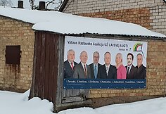 Roki&scaron;kyje netikėtoje vietoje esanti politinė reklama.