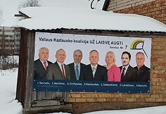 Roki&scaron;kyje netikėtoje vietoje esanti politinė reklama.