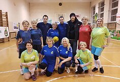 Žurnalistai iš Anglijos su Lietuvos močiučių futbolo komandų atstovėmis