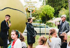 Rukainiai. Rutulio pristatymas. Vedėjai kalbina Donatą Jankauską-Duonį.