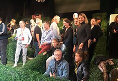 Kūrybinė grupė ir žiūrovai scenoje po spektaklio