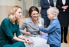 D.Nausėdienė lankėsi sutrikusio vystymosi kūdikių namų-pagalbos centre „Šeimos slėnis“
