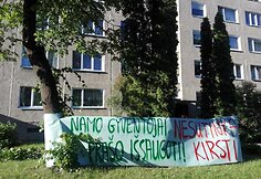 Plakatas prie&scaron; medžių kirtimą