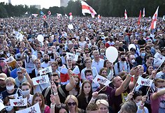 Tūkstančiai žmonių susirinko į demonstraciją Minske palaikyti opozicijos kandidatę (atnaujintas)