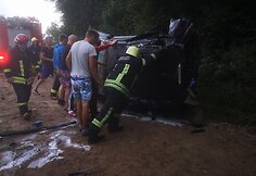 Neblaivaus vyro vairuojamas BMW nuo kelio numu&scaron;ė ūkininko &bdquo;Nissan&rdquo;: grįžinėjo pamelžęs karves