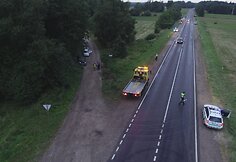 Neblaivaus vyro vairuojamas BMW nuo kelio numu&scaron;ė ūkininko &bdquo;Nissan&rdquo;: grįžinėjo pamelžęs karves