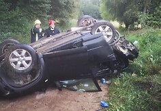 Neblaivaus vyro vairuojamas BMW nuo kelio numu&scaron;ė ūkininko &bdquo;Nissan&rdquo;: grįžinėjo pamelžęs karves