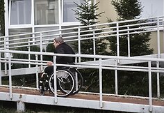 Didelė sėkmė, pasak Eugeniju&scaron;o, buvo gauti neįgaliesiems pritaikytą socialinį būstą. Įsikūręs pirmame auk&scaron;te esančiame bute, pakilti į jį gali čia specialiai įrengtu pakilimu.