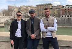 Silvestras Stonkus su broliu Mantu ir tėčiu 