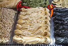 „La pasta“ kasdienybė: 18 tonų miltų, tūkstančiai porcijų ir neblėstanti meilė makaronams