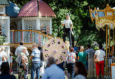 Didžiausias pasaulyje asilas, erelis ant rankos arba elektros kėdė gėlių festivalyje? Tai realu! 