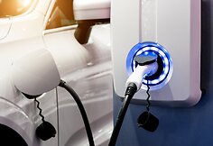 Iš tinklo įkraunamas hibridinis automobilis 