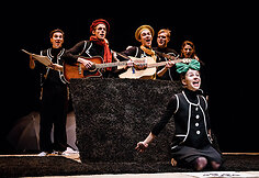 Keistuolių teatro spektaklis &bdquo;HOP!&ldquo; atkeliauja tiesiai į namus