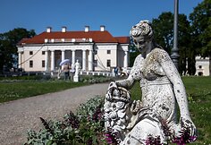 Gėlių festivalį Pakruojo dvare puošia dešimtmetrės palmės
