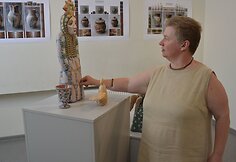 Merkinėje atidaryta menininkės Rūtos Indrašiūtės keramikos paroda „Molio sakmės Merkinėje“