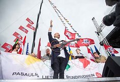 Tauti&scaron;kos giesmės giedojimas skirtinguose pasaulio kra&scaron;tuose