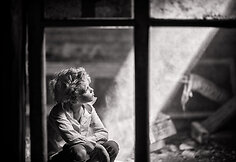 Fotografija i&scaron; serijos &bdquo;Senų dvarų vaikai&ldquo;