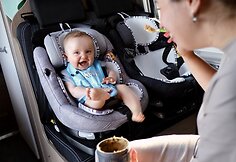 Pora su 10 mėn. dvynukais keliauja autobusiuku