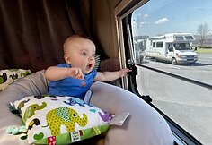 Pora su 10 mėn. dvynukais keliauja autobusiuku