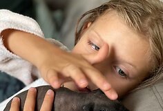 Karolinos Liukaitytės dukra su augintiniu