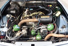 Žvilgsnis po &bdquo;Citro&euml;n SM&ldquo; kapotu &ndash; Maserati variklis yra sumontuotas viduryje, o žalios sferos yra važiuoklės komponentai