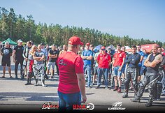 Motociklininkų varžybų akimirka
