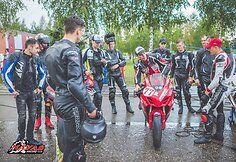 Motociklininkų varžybų akimirka