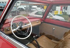 Retro stilius atkartojamas ir automobilio salone, kur galės įsitaisyti trys žmonės.
