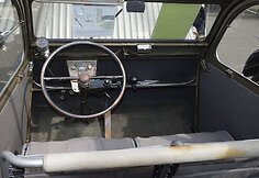 Citro&euml;n 2CV salonas &ndash; tik ampermetras ir spidometras, kuris neveikia, kai įjungiami valytuvai