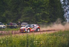 Skirtingų klasių automobiliai Elektrėnų ralyje