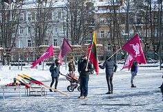 Daug protesto dalyvių nedėvėjo kaukių ir jas užsismaukdavo tik policijos ar fotoreporterių akivaizdoje