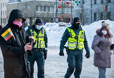 Pora aik&scaron;tėje budėjusių policininkų 15min teigė, kad protesto dalyviai būriuojasi saugiai, bet karantino pažeidimai esą fiksuojami