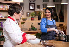 Konditerijos technologė Daiva Selilė ir atlikėja Irena Staro&scaron;aitė