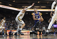 Domantas Sabonis prie&scaron; Joną Valančiūną