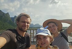Martyno, Ievos ir jų dukters Anelės kelionė po Aziją