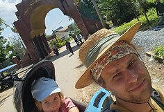 Martyno, Ievos ir jų dukters Anelės kelionė po Aziją
