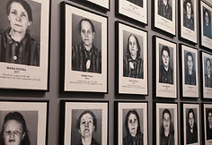 I&scaron; pradžių pirmieji žmonės buvo fotografuojami, o nuotraukos archyvuojamos, vėliau naciai nuotraukų nebedarė dėl žmonių kiekio ir kad liktų kuo mažiau įkalčių.