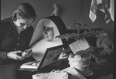Vernika Šleivytė savo namuose su vienuole Felicija