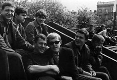 1968 metai, Saulius Tomas Kondrotas su akiniais, Vilnius, Jaunimo stadione su mokyklos lengvosios atletikos rinktine