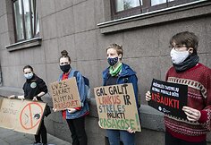 &bdquo;Fridays For Future&ldquo; protestas prie&scaron; medžioklę lankais Vilniuje