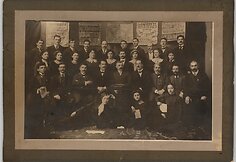 Kauno žydų dramos ir muzikos draugijos nariai. Pirmas iš kairės – „Vilniaus trupės“ įkūrėjas Leibas Kadisonas (1881–1947; apie 1910 m.)