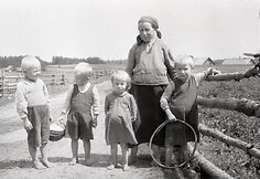 Ieva Videikienė su anūkais Poškonių kaimas 1951. Fot. Vacys Milius
