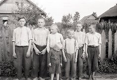 Poškonių kaimo berniukai 1951. Fot. Vacys Milius