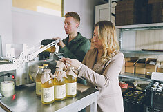 Natūralių sultinių gamintojai Diana ir Tadas Zujai / &bdquo;kitchen Rules&ldquo; nuotr.