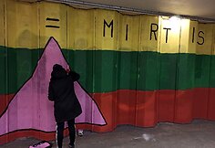Vilniaus požeminės perėjos siena pasipildė LGBT istorijai svarbiu simboliu ir užrašu