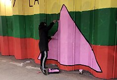 Vilniaus požeminės perėjos siena pasipildė LGBT istorijai svarbiu simboliu ir užrašu